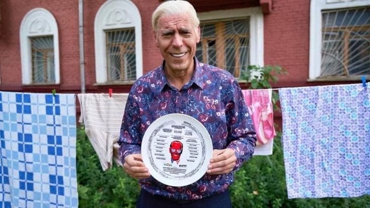 “Goodbye”, la propaganda russa prepara la serie tv su Biden pensionato. Joe si perde a Mosca tra gag, equivoci e prese in giro del presidente Usa
