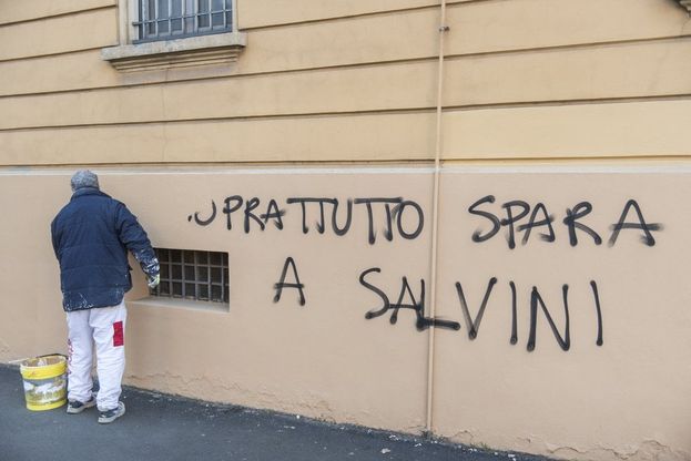 A Bologna cancellata la scritta di minacce a Salvini