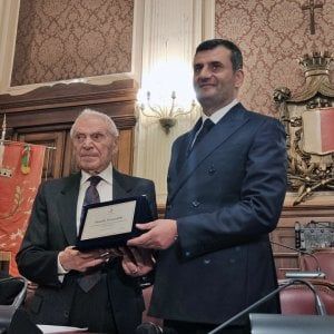 Bari, il Comune premia Nicola Simonetti: "Medico 92enne, tra i primi a curare il colera"