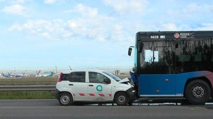 Fiumicino, un sorpasso azzardato poi il frontale con un autobus: muore a 60 anni