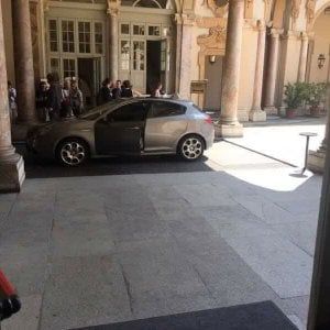 Torino, polemica pd con la sindaca: "Viaggia in auto blu, #appendinobugiarda"