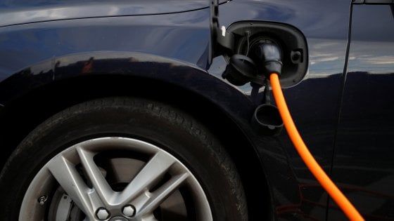 Francia, stop alla vendita di auto a diesel e benzina entro il 2040