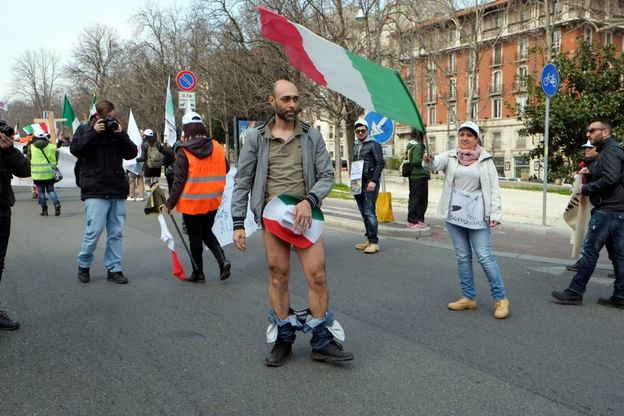 Milano, i Forconi protestano in mutande contro Equitalia