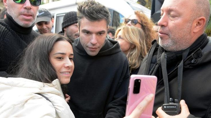 Fedez in piazza Duomo per promuovere le donazioni di sangue. Ma è polemica con la Regione: “Il signor La Russa? Non so perché fosse qui”