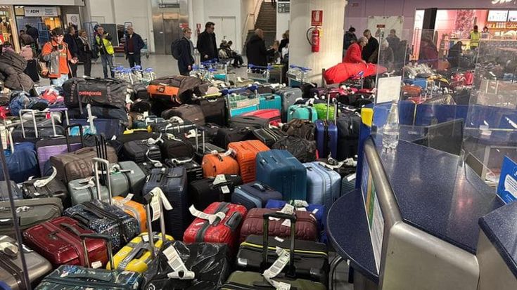 Giornata nera a Caselle, voli dirottati da Bergamo e 1500 bagagli rimasti a terra