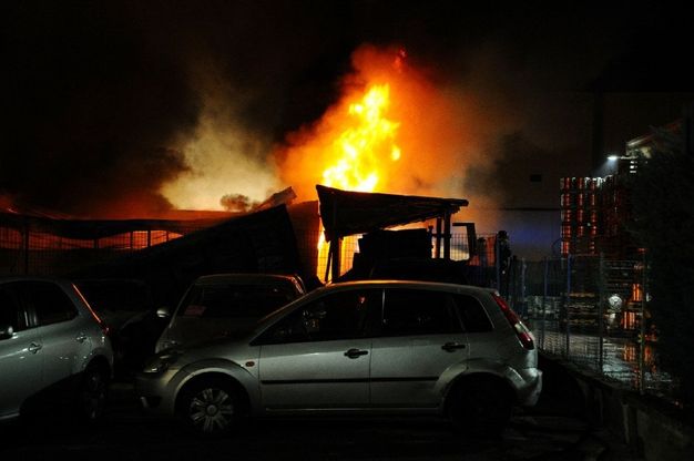 Brescia, incendio in una fabbrica di materie plastiche. Il fumo visibile a chilometri di distanza