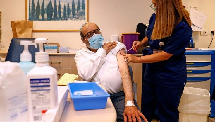  Coronavirus nel mondo, risalgono i contagi: Israele somministra la terza dose di vaccino 