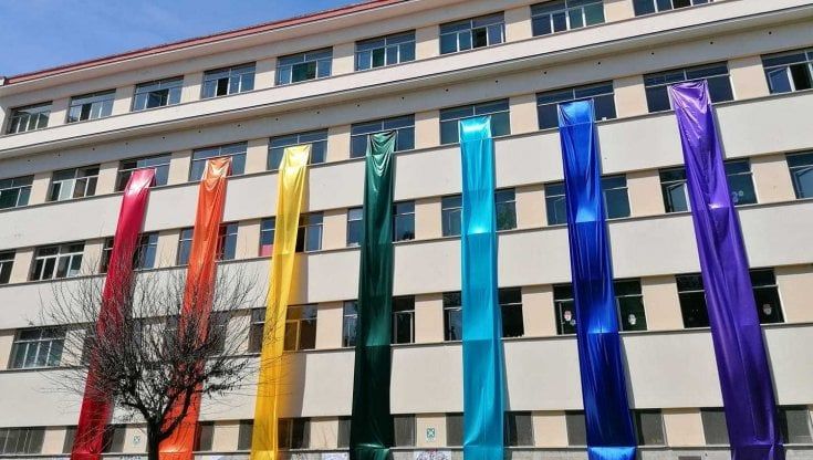 Napoli, la scuola Piscicelli "si veste" con i colori della pace