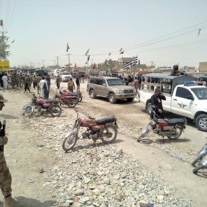 Pakistan al voto, attentato davanti a un seggio: almeno 31 morti