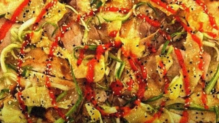 Bassa, croccante e… con l’ananas: l’ingrediente proibito arriva anche sulla pizza romana (e incontra porchetta e puntarelle)