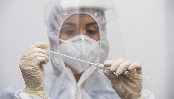 Coronavirus, meno tamponi e diminuiscono i nuovi contagi: 2.861 in Campania