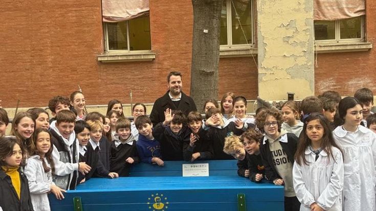Bologna ricorda Marco Biagi: una panchina, i fiori, la biciclettata