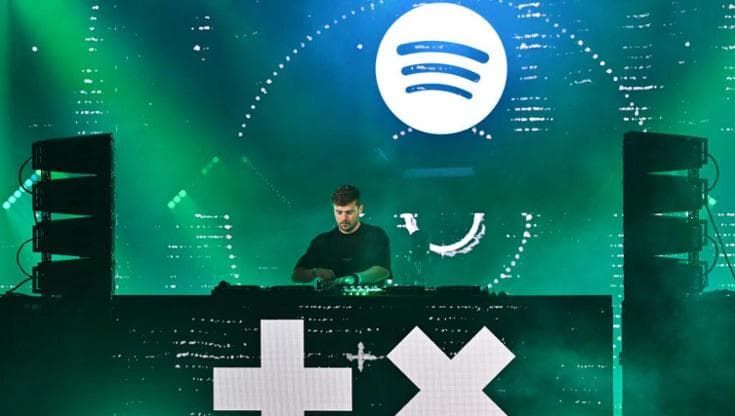 Spotify elimina 75 milioni di brani fatti con l’IA. La fine del catalogo infinito