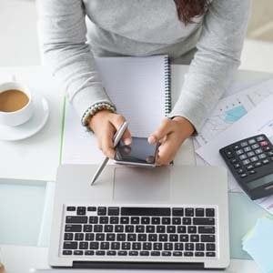 Obbligato ad avere lo smartphone per accedere al conto online: la banca può farlo?