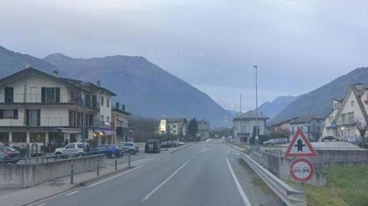 Valtellina, travolto con il suo cane mentre attraversa la strada: morto un pensionato di 76 anni