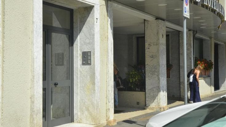 Aggredito e rapinato nell’androne di casa, 91enne in gravissime condizioni. Identificata una donna