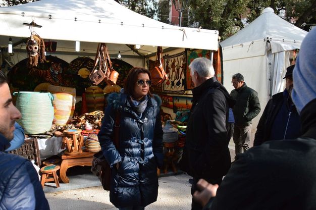 <span>Mercatino di Natale "made in China",<br /> dimezzate le bancarelle di piazza Massari </span>
