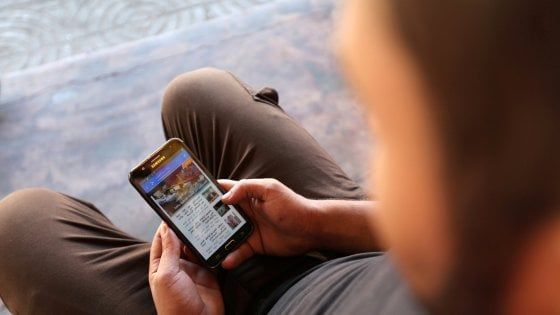 Il boom dello smartphone e di WhatsApp. Censis: tre italiani su quattro viaggiano su internet