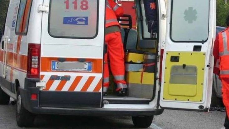 Bari, neomamma muore cadendo dalle scale di casa con la neonata in braccio: la piccola è in codice rosso