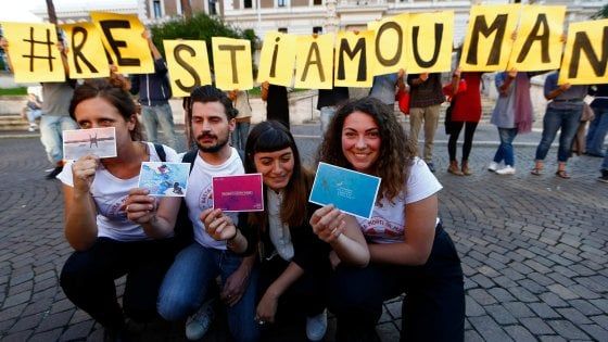  Migranti, "Solo in cartolina": consegnate a Salvini 10mila postcards contro le morti in mare