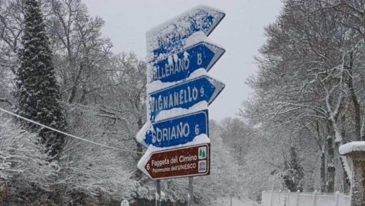 Nevica, il personale non arriva a scuola e i bambini restano fuori. Il sindaco: "Inaccettabile"