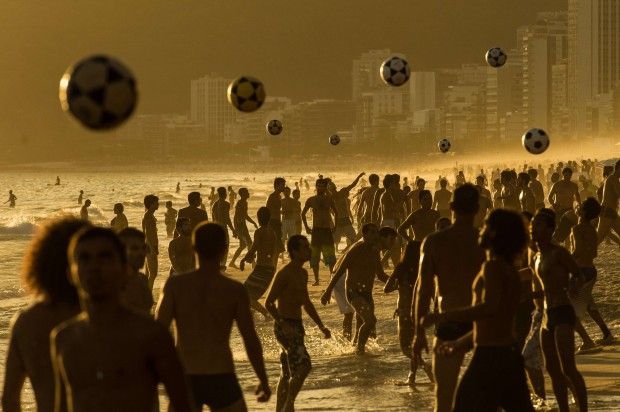 Rio. Mare, sole e pallone: il controluce diventa poesia