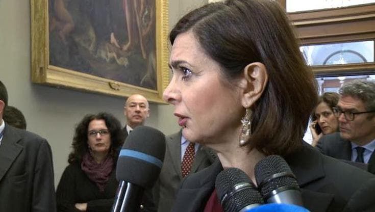 Boldrini: "L'8 marzo bandiere Montecitorio a lutto per le vittime femminicidio"