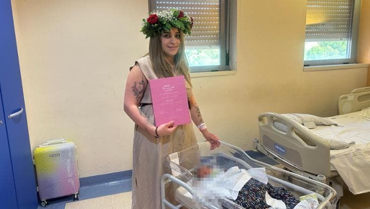 Partorisce prima della laurea, la discussione e la proclamazione avvengono in ospedale