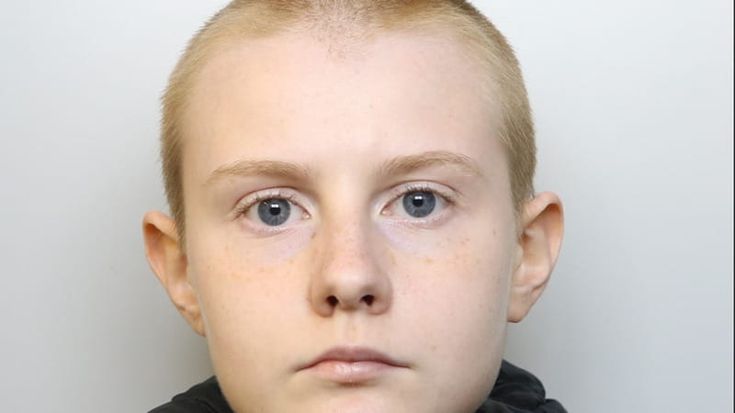 Voleva decapitare un uomo curdo con un’ascia: condanna a 15 anni per la neonazi 19enne britannica