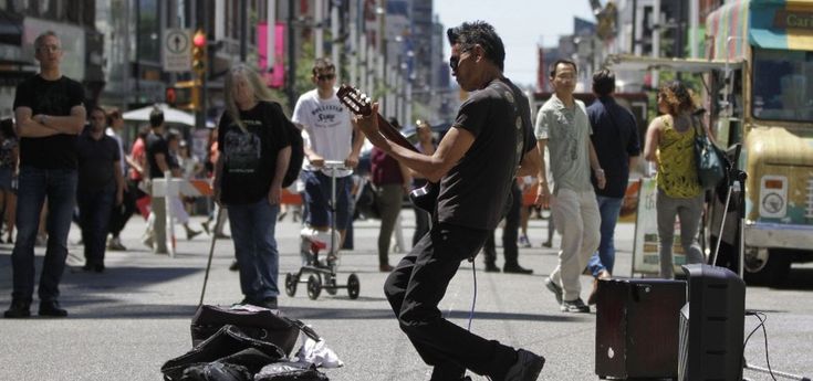 La dura, gioiosa vita dei busker in Italia: “Scegliere la strada è stato spontaneo”