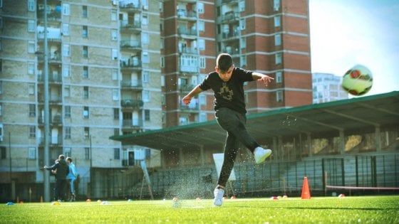 A Scampia un campo da calcio realizzato con 10 mila pneumatici: ecco lo Stadio Landieri
