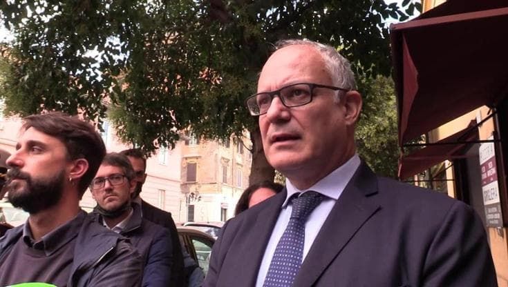 Comunali Roma, Gualtieri visita il Ponte di Ferro: "Calenda? Il suo sostegno sarebbe naturale"