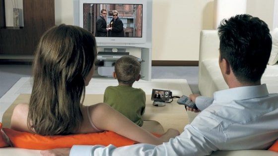 Palinsesti come una giungla, così la TV ci ruba un pezzo di vita