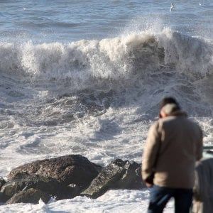 Quattro torinesi fanno il bagno durante mareggiata a Savona. uno annega