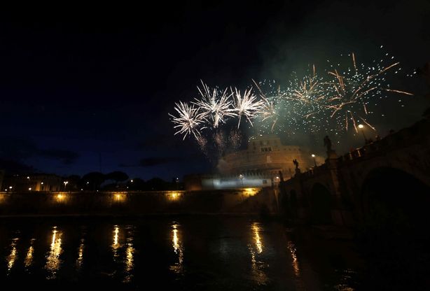 Castel Sant'Angelo<br />occhi al cielo per la "girandola"