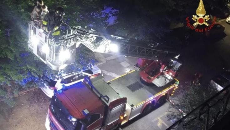 Incendio in una palazzina: evacuati i condomini, sette adulti e due bambini in ospedale