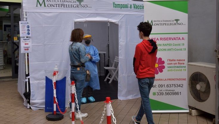 Effetto Pass: 170 tamponi al minuto più vaccinati, ma risalgono i ricoveri