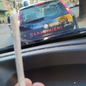Fotografano lo spinello vicino all'auto dei carabinieri e vengono denunciati 