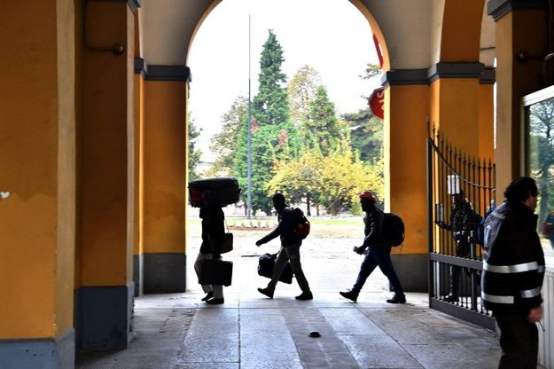 Milano, i primi profughi trasferiti alla caserma Montello