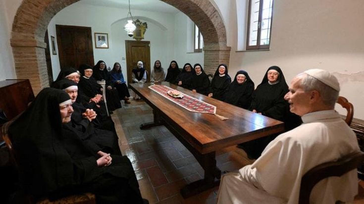 Leone, l’appello ai vescovi: “Una Chiesa più aperta senza paura di cambiare”