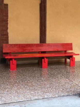 Bologna, una panchina rossa in università contro la violenza sulle donne