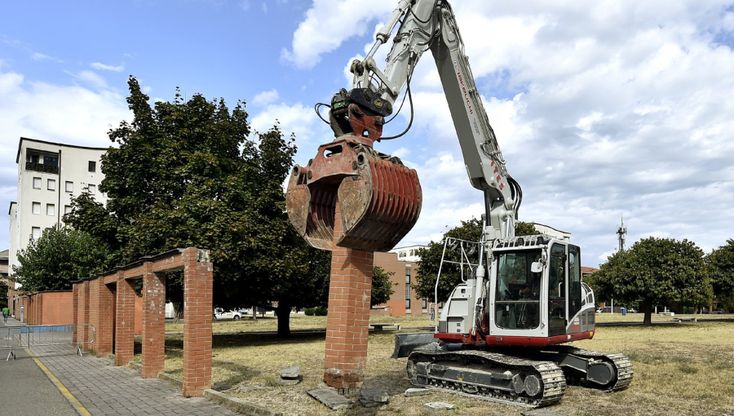 Demolito il muro di recinzione del parco dei Vecchi Mulini - foto
