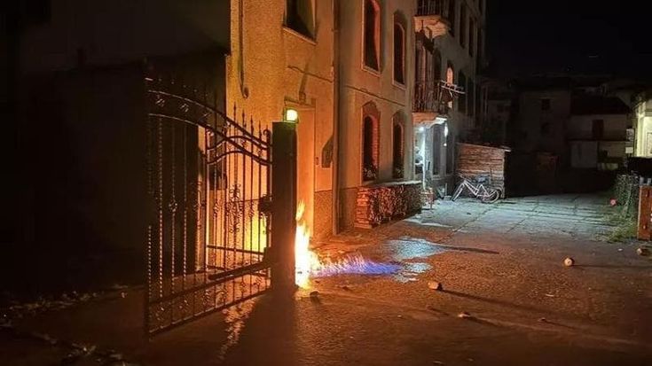 Bottiglie incendiarie contro l’abitazione del cronista Adriano Cappellari: “Sono sconvolto”