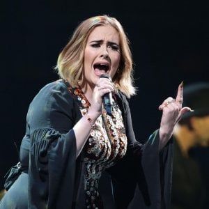 Adele è la fan numero uno delle Spice Girls, lo scatto da bambina con la girl band
