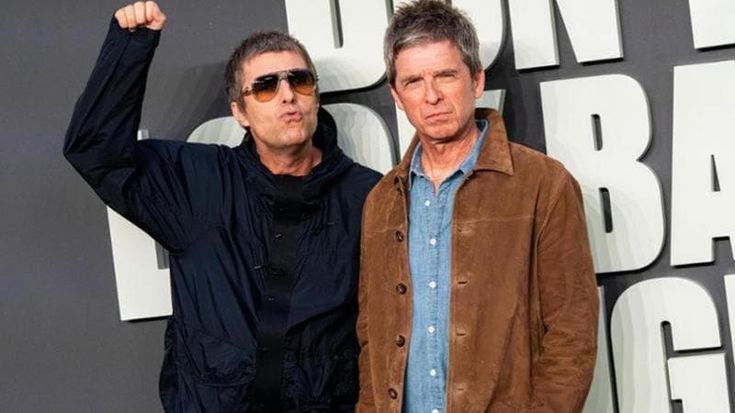 Oasis, l’annuncio del tour 2027 con i droni su Manchester
