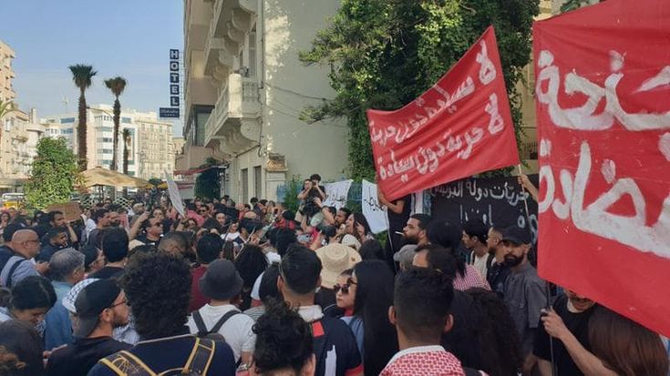Tunisi, tra i manifestanti che si oppongono alla deriva autoritaria di Saied: “Meloni complice del dittatore”