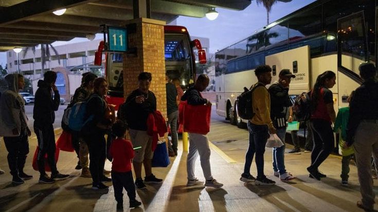Caccia al migrante, la soffiata su Chicago scombina i piani di Trump. E Windy City resiste