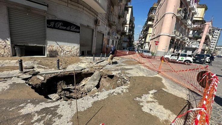 Voragine a Napoli: si è rotta una condotta idrica al corso Lucci