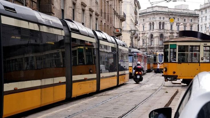 La sosta selvaggia delle auto a Milano costa due mesi di stop in un anno a tram, autobus e filobus