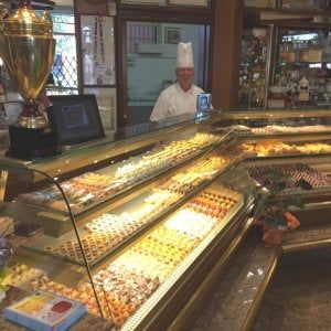 Di Claudio il pasticciere che prepara le torte con i cristalli Swarovski